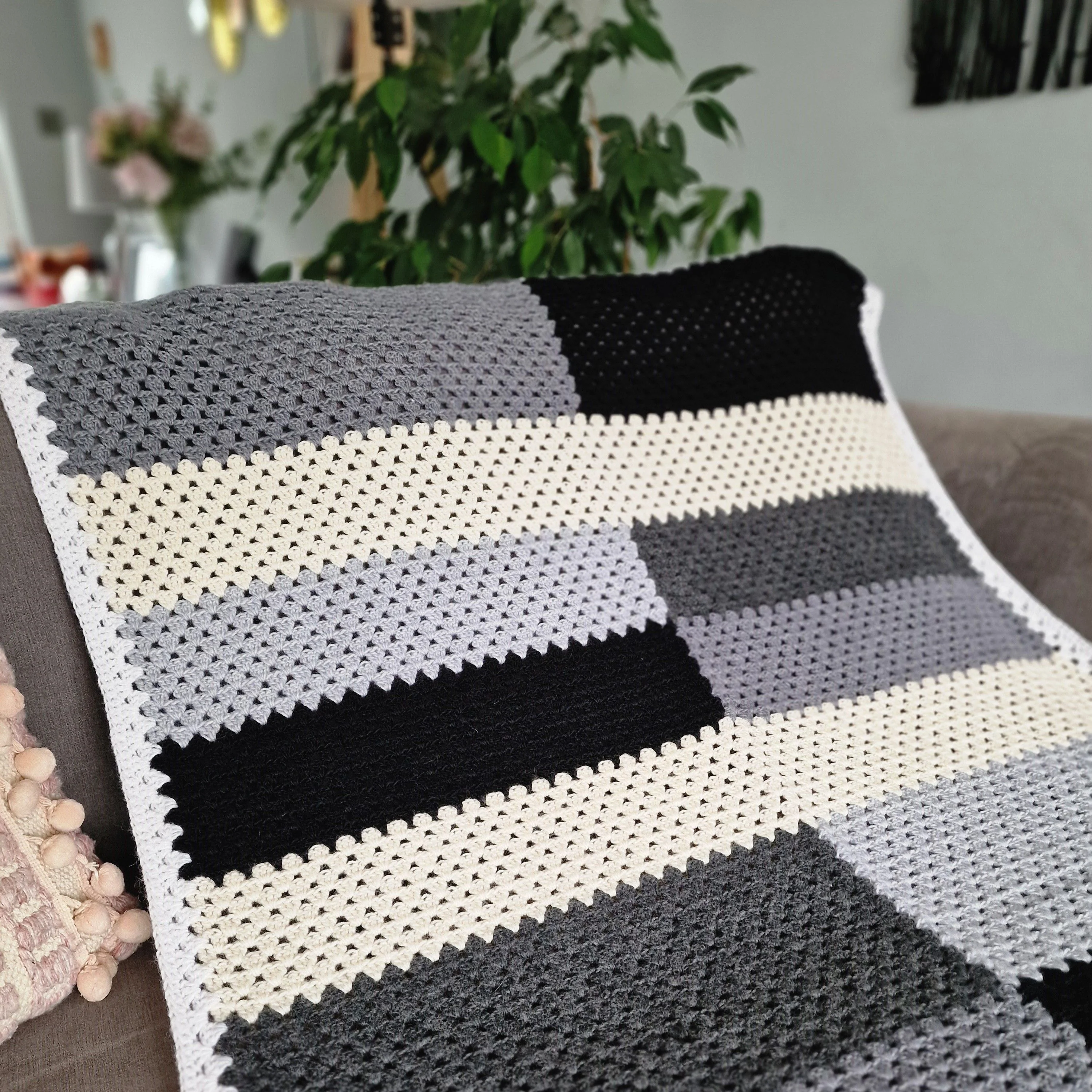 Granny’s on the block - Blanket - Image 2